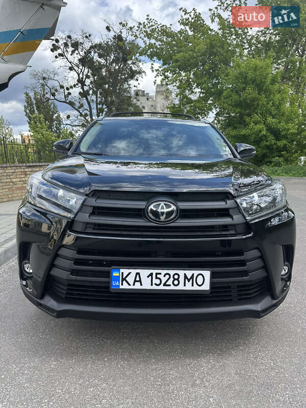 Внедорожник / Кроссовер Toyota Highlander 2019 в 