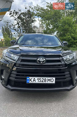 Внедорожник / Кроссовер Toyota Highlander 2019 в 