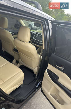 Внедорожник / Кроссовер Toyota Highlander 2019 в 