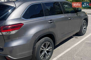 Позашляховик / Кросовер Toyota Highlander 2018 в 