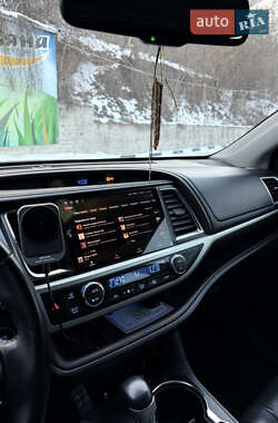 Позашляховик / Кросовер Toyota Highlander 2016 в 
