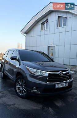 Позашляховик / Кросовер Toyota Highlander 2016 в 