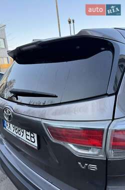 Позашляховик / Кросовер Toyota Highlander 2016 в 