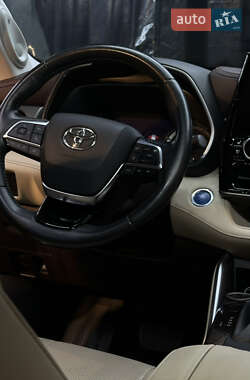 Внедорожник / Кроссовер Toyota Highlander 2020 в 
