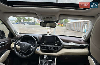 Внедорожник / Кроссовер Toyota Highlander 2020 в 