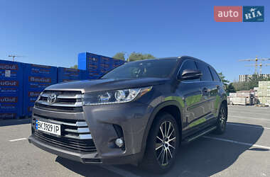Внедорожник / Кроссовер Toyota Highlander 2017 в Киеве
