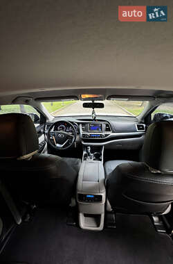 Внедорожник / Кроссовер Toyota Highlander 2015 в 