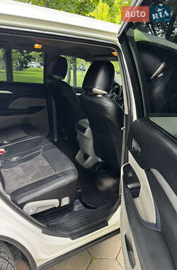 Внедорожник / Кроссовер Toyota Highlander 2015 в 