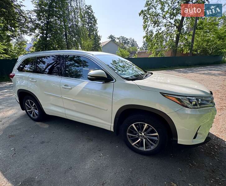 Позашляховик / Кросовер Toyota Highlander 2017 в Бучі