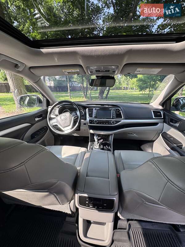 Позашляховик / Кросовер Toyota Highlander 2017 в Бучі