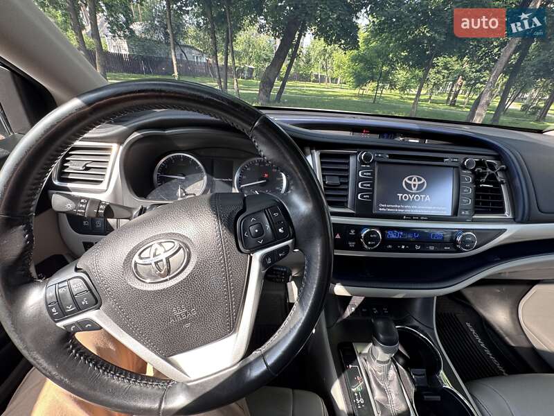 Позашляховик / Кросовер Toyota Highlander 2017 в Бучі