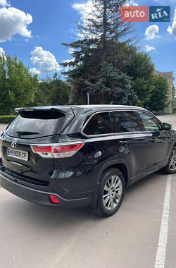 Внедорожник / Кроссовер Toyota Highlander 2015 в 