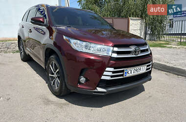 Позашляховик / Кросовер Toyota Highlander 2016 в 
