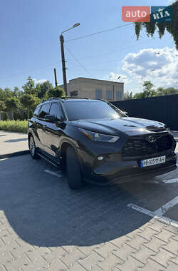 Позашляховик / Кросовер Toyota Highlander 2022 в 