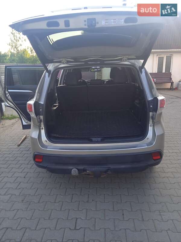 Позашляховик / Кросовер Toyota Highlander 2015 в Малині