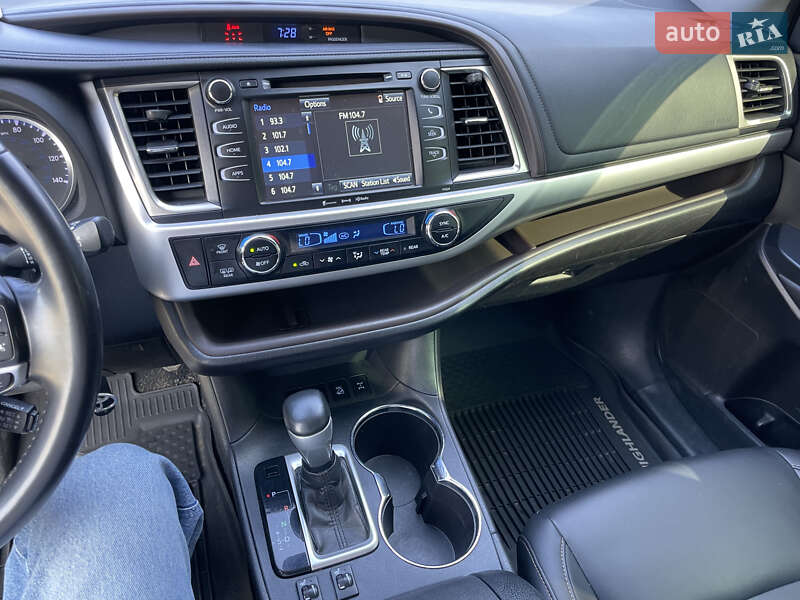 Внедорожник / Кроссовер Toyota Highlander 2018 в Львове