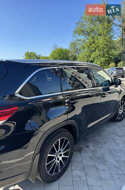 Внедорожник / Кроссовер Toyota Highlander 2017 в 