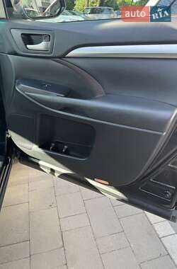 Внедорожник / Кроссовер Toyota Highlander 2017 в 