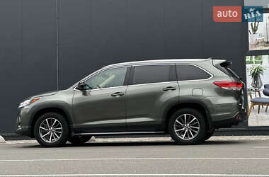 Позашляховик / Кросовер Toyota Highlander 2019 в 