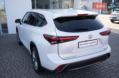 Внедорожник / Кроссовер Toyota Highlander 2022 в 