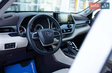 Внедорожник / Кроссовер Toyota Highlander 2022 в 