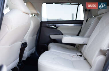 Внедорожник / Кроссовер Toyota Highlander 2022 в 