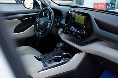 Внедорожник / Кроссовер Toyota Highlander 2022 в 
