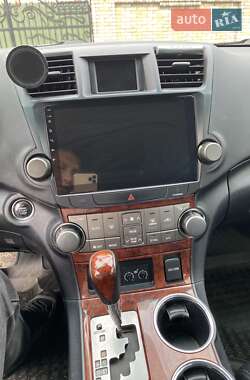 Внедорожник / Кроссовер Toyota Highlander 2012 в 