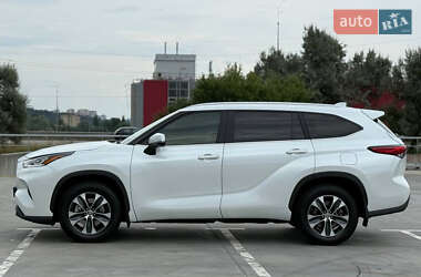 Позашляховик / Кросовер Toyota Highlander 2023 в 