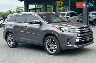Позашляховик / Кросовер Toyota Highlander 2016 в Чернівцях