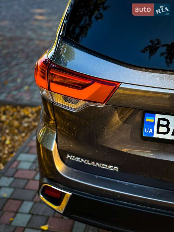 Внедорожник / Кроссовер Toyota Highlander 2017 в Кропивницком