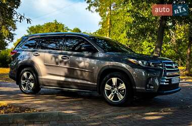 Внедорожник / Кроссовер Toyota Highlander 2017 в Кропивницком