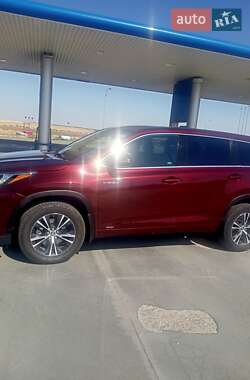 Внедорожник / Кроссовер Toyota Highlander 2018 в 