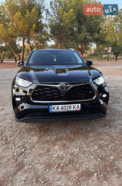 Внедорожник / Кроссовер Toyota Highlander 2022 в 