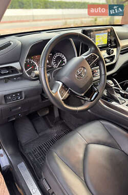 Внедорожник / Кроссовер Toyota Highlander 2022 в 