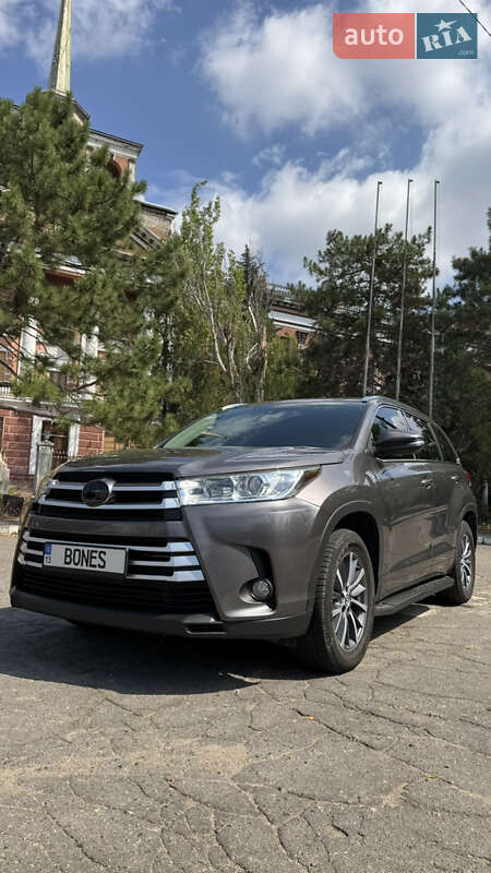 Внедорожник / Кроссовер Toyota Highlander 2017 в Николаеве