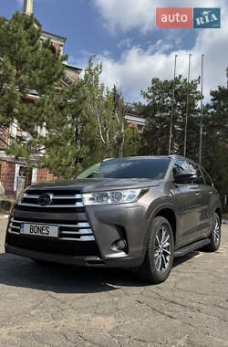 Внедорожник / Кроссовер Toyota Highlander 2017 в 