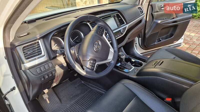 Внедорожник / Кроссовер Toyota Highlander 2018 в Ровно