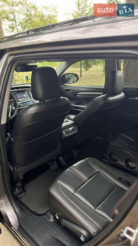 Внедорожник / Кроссовер Toyota Highlander 2019 в Кропивницком