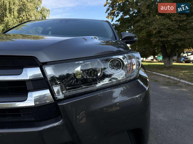 Позашляховик / Кросовер Toyota Highlander 2016 в Путивлі