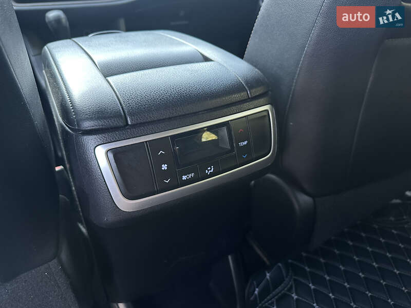 Позашляховик / Кросовер Toyota Highlander 2016 в Путивлі