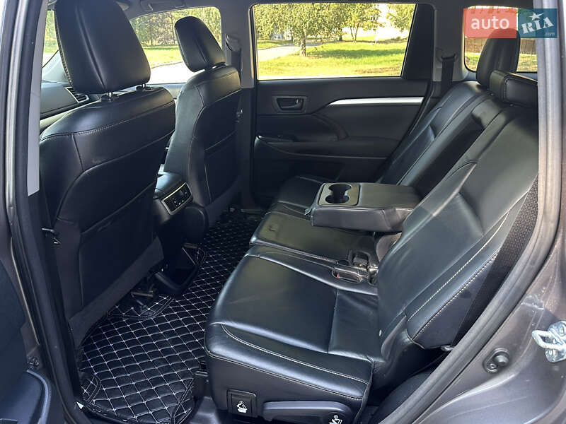 Позашляховик / Кросовер Toyota Highlander 2016 в Путивлі