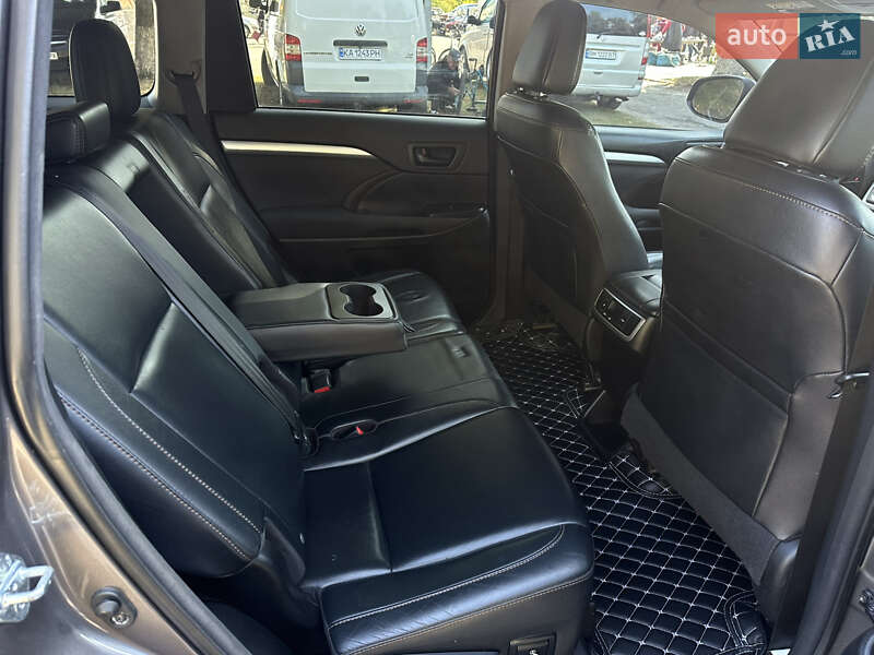 Позашляховик / Кросовер Toyota Highlander 2016 в Путивлі