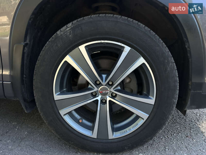 Позашляховик / Кросовер Toyota Highlander 2016 в Путивлі