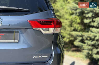 Внедорожник / Кроссовер Toyota Highlander 2017 в 