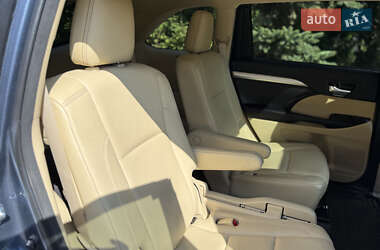 Внедорожник / Кроссовер Toyota Highlander 2017 в 