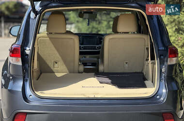 Внедорожник / Кроссовер Toyota Highlander 2017 в 