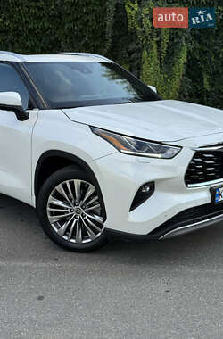 Внедорожник / Кроссовер Toyota Highlander 2021 в 