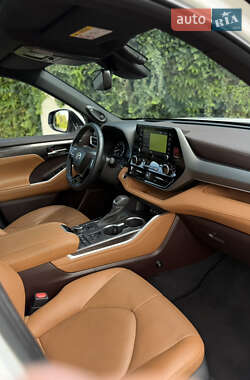 Внедорожник / Кроссовер Toyota Highlander 2021 в 