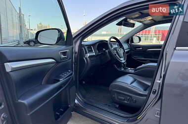 Внедорожник / Кроссовер Toyota Highlander 2018 в 
